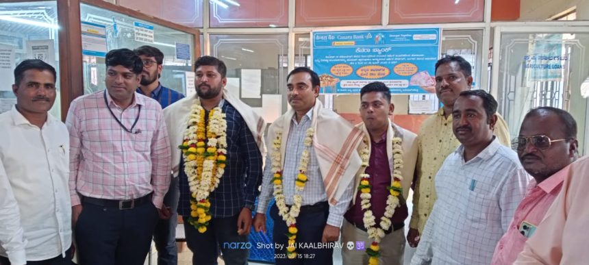 ಹುಕ್ಕೇರಿ ಕೆನರಾ ಬ್ಯಾಂಕ ಪೀಲ್ಡ ಆಪೀಸರಗೆ ಅದ್ದೂರಿಯಾಗಿ ಬಿಳ್ಕೋಟ್ಟ ರೈತರು