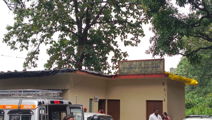 ಸೋರುತಿಹುದು ತಹಶಿಲ್ದಾರ ಕಚೇರಿ ಮಾಳಿಗೆ, ದಾಖಲಾತಿ ಹಾಳಾದರೆ ಹೊಣೆ ಯಾರು..?