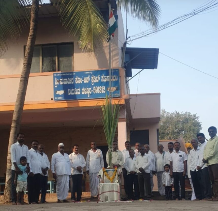 ಮೂಡಲಗಿ ಮಹಾವೀರ ಕೋ ಆಪ್ ಕ್ರೆಡಿಟ್ ಸೊಸೈಟಿಯವರು; ಧ್ವಜಾರೋಹಣ ಸಂದರ್ಭದಲ್ಲಿ ಡಾll ಬಿ ಆರ್ ಅಂಬೇಡ್ಕರ್ ರವರ ಭಾವಚಿತ್ರ ಇಡದೆ ಅಪಮಾನ