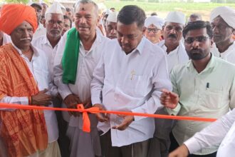 ಖಾನಾಪುರ: ಕರಿಕಟ್ಟಿ ಗ್ರಾಮದಲ್ಲಿ ನವೀಕೃತ ವಿಠ್ಠಲ್ ರುಕ್ಮಿಣಿ ಮಂದಿರ ಲೋಕಾರ್ಪಣೆ ಮಾಡಿದ ದೇವಸ್ಥಾನಗಳ ಜಿರ್ನೋಧಾರಕ ನಾಸೀರ್ ಬಾಗವಾನ