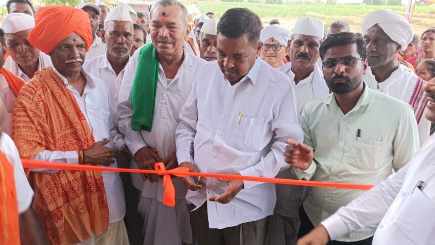 ಖಾನಾಪುರ: ಕರಿಕಟ್ಟಿ ಗ್ರಾಮದಲ್ಲಿ ನವೀಕೃತ ವಿಠ್ಠಲ್ ರುಕ್ಮಿಣಿ ಮಂದಿರ ಲೋಕಾರ್ಪಣೆ ಮಾಡಿದ ದೇವಸ್ಥಾನಗಳ ಜಿರ್ನೋಧಾರಕ ನಾಸೀರ್ ಬಾಗವಾನ