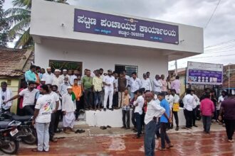 ಕಬ್ಬೂರ ಪಟ್ಟಣ ಪಂಚಾಯತಿ: ಮುಖ್ಯಧಿಕಾರಿಯ ತುಘಲಕ ಆಡಳಿತ ಕಚೇರಿಗೆ; ಬೀಗ ಹಾಕಿ ಪ್ರತಿಭಟನೆ ನಡಿಸಿದ ಸಾರ್ವಜನಿಕರು