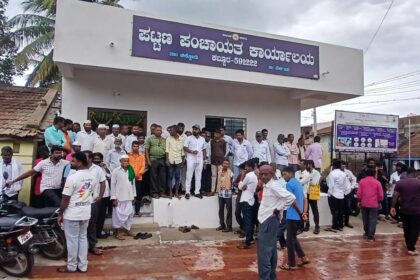 ಕಬ್ಬೂರ ಪಟ್ಟಣ ಪಂಚಾಯತಿ: ಮುಖ್ಯಧಿಕಾರಿಯ ತುಘಲಕ ಆಡಳಿತ ಕಚೇರಿಗೆ; ಬೀಗ ಹಾಕಿ ಪ್ರತಿಭಟನೆ ನಡಿಸಿದ ಸಾರ್ವಜನಿಕರು