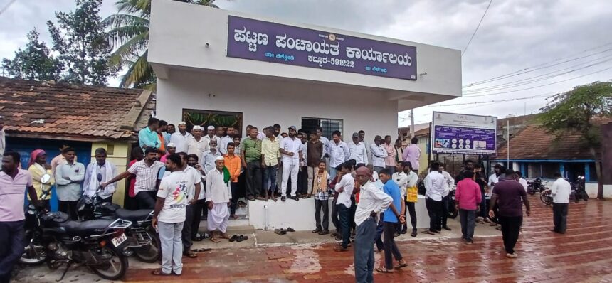 ಕಬ್ಬೂರ ಪಟ್ಟಣ ಪಂಚಾಯತಿ: ಮುಖ್ಯಧಿಕಾರಿಯ ತುಘಲಕ ಆಡಳಿತ ಕಚೇರಿಗೆ; ಬೀಗ ಹಾಕಿ ಪ್ರತಿಭಟನೆ ನಡಿಸಿದ ಸಾರ್ವಜನಿಕರು