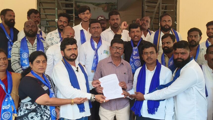ಗೋಕಾಕ: ಸಂವಿದಾನ ಬಗ್ಗೆ ನಟ ಪ್ರಥಮ ಹೇಳಿಕೆ ಖಂಡಿಸಿ ಗೋಕಾಕದಲ್ಲಿ ದಲಿತಪರ ಸಂಘಟನೆಗಳಿಂದ ಪ್ರತಿಭಟನೆ