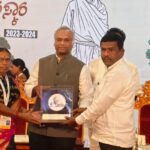 ಮೂಡಲಗಿ: ಶಿವಾಪೂರ ಗ್ರಾಮ ಪಂಚಾಯಿತಿಗೆ ಗಾಂಧಿ ಗ್ರಾಮ ಪುರಸ್ಕಾರ ಪ್ರಶಸ್ತಿ ಪ್ರದಾನ