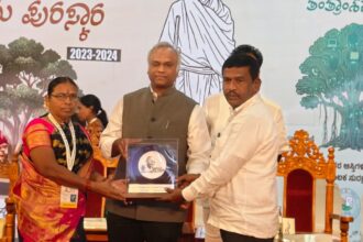 ಮೂಡಲಗಿ: ಶಿವಾಪೂರ ಗ್ರಾಮ ಪಂಚಾಯಿತಿಗೆ ಗಾಂಧಿ ಗ್ರಾಮ ಪುರಸ್ಕಾರ ಪ್ರಶಸ್ತಿ ಪ್ರದಾನ